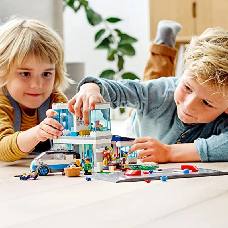 Stimulating and engaging LEGO playLego-Family House Building Blocks Kit (60291)